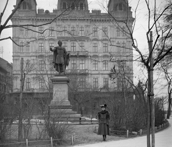 Eötvös tér, Eötvös József szobra (Huszár Adolf 1879.), mögötte a Stein-ház.