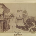 Schulek lépcső, balra fent az egykori Jezsuita Akadémia, ma a Hilton szálló van a helyén. A felvétel 1906 után készült. A kép forrását kérjük így adja meg: Fortepan / Budapest Főváros Levéltára. Levéltári jelzet: HU.BFL.XV.19.d.1.08.124