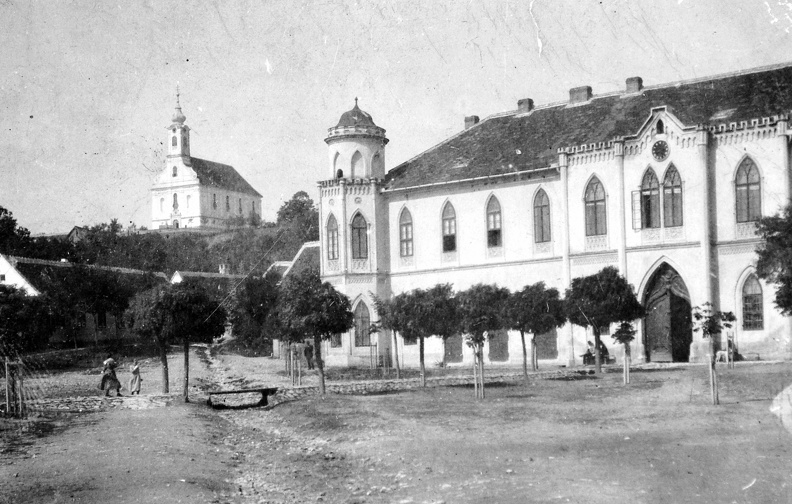 Városháza, háttérben a Nagyboldogasszony római katolikus templom.