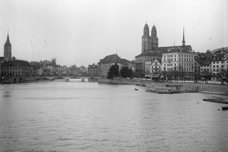Limmat folyó, balra a Fraumünster (Asszonyok katedrálisa), jobbra a Grossmünster (Nagykatedrális).