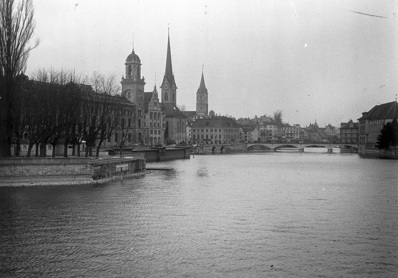 Limmat folyó, balra a Fraumünster (Asszonyok katedrálisa).