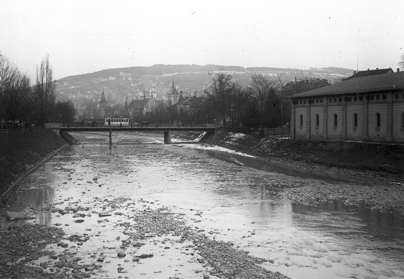 Limmat folyó, a hídon túl a Schweizerisches Landesmuseum látszik.