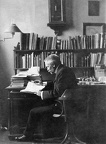 Cholnoky Jenő földrajztudós a Kolozsvári Tudományegyetem tanári szobájában.