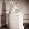 az Esterházy-kastély parkja, Leopoldina-templom. Esterházy Leopoldina hercegnő szobra, Antonio Canova alkotása.