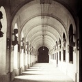Császári és Királyi Katonai Főreáliskola (ma Martin Kaszárnya), folyosó az elődök mellszobraival.