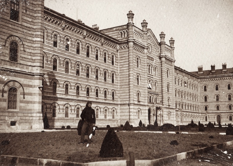 Császári és Királyi Katonai Főreáliskola (ma Martin Kaszárnya), a déli főbejárat előtti park.