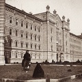 Császári és Királyi Katonai Főreáliskola (ma Martin Kaszárnya), a déli főbejárat előtti park.