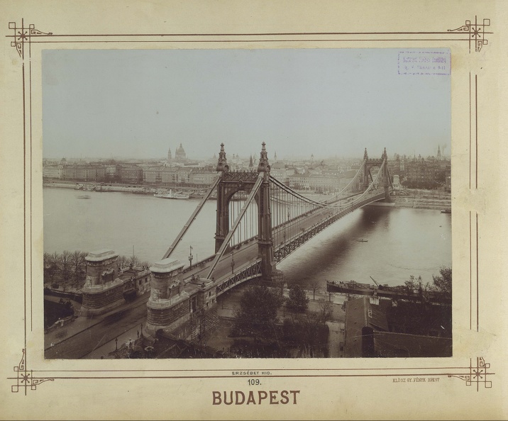 Erzsébet híd a Gellérthegyről nézve. A felvétel 1913-ban készült. A kép forrását kérjük így adja meg: Fortepan / Budapest Főváros Levéltára. Levéltári jelzet: HU.BFL.XV.19.d.1.07.110