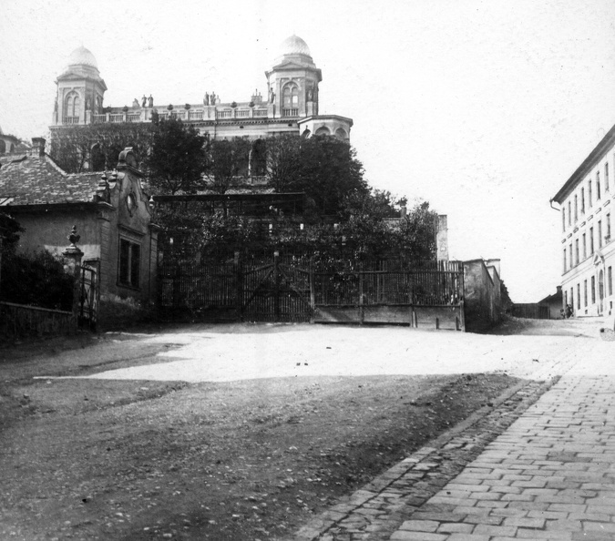 Mecset utca, szemben a Gül baba türbe köré épített Wagner-villa.