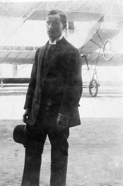 Csermely Károly pilóta, a "rákosmezei repülők" egyike, háttérben egy Voisin Biplane.