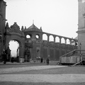 Szent György tér a IV. Károly koronázásának idejére épített ideiglenes tribünnel. Balra a József főhercegi palota, jobbra a Honvédelmi Minisztérium.