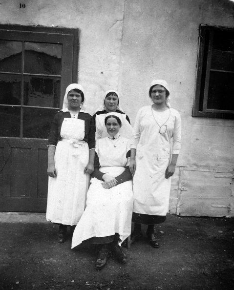ápolónő az első világháború alatt, a barakk kórház előtt.