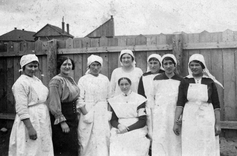 ápolónők az első világháború alatt a barakk kórház előtt.