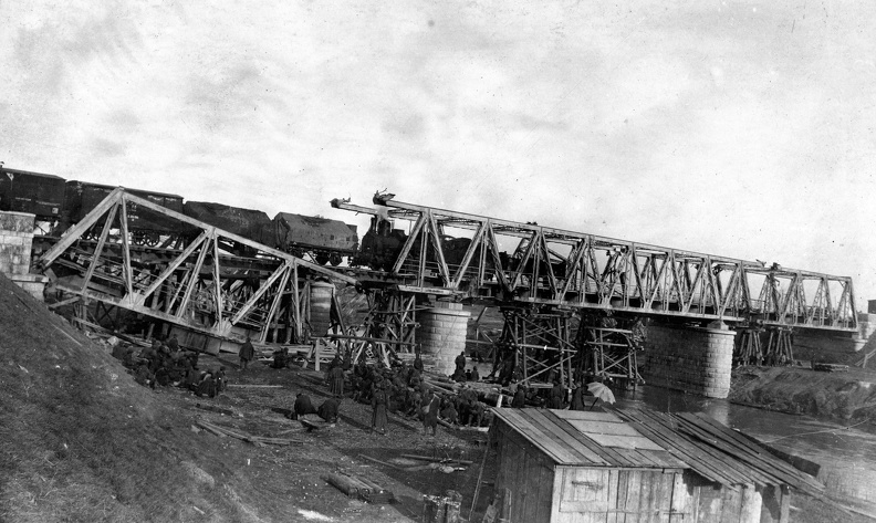 lerombolt vasúti híd ideglenes helyreállítása a Livenza folyó felett.
