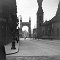 Szabad sajtó (Eskü) út a Váci utca sarkáról nézve. Balra az Osztálysorsjáték palota, szemben az Erzsébet híd, jobbra a Belvárosi templom.