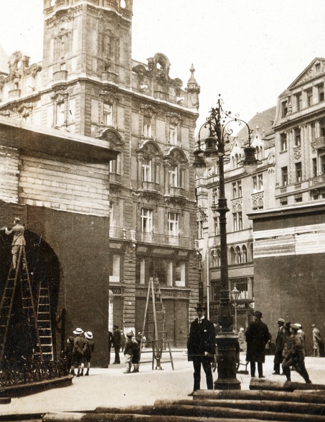 Ferenciek tere (Kígyó tér), az 1919. május 1-i ünnepség dekorációi.