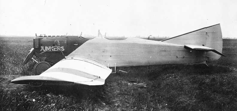 repülőtér. Motorhiba miatt összetört Junkers A. 20 típusú felderítőgép.
