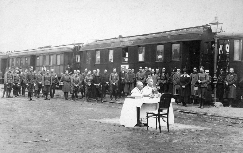 (ekkor: Torbágy), vasútállomás, tábori mise 1921. X. 22 én, IV. Károly király és Zita királyné (a lámpaoszloptól balra) visszatérése során.