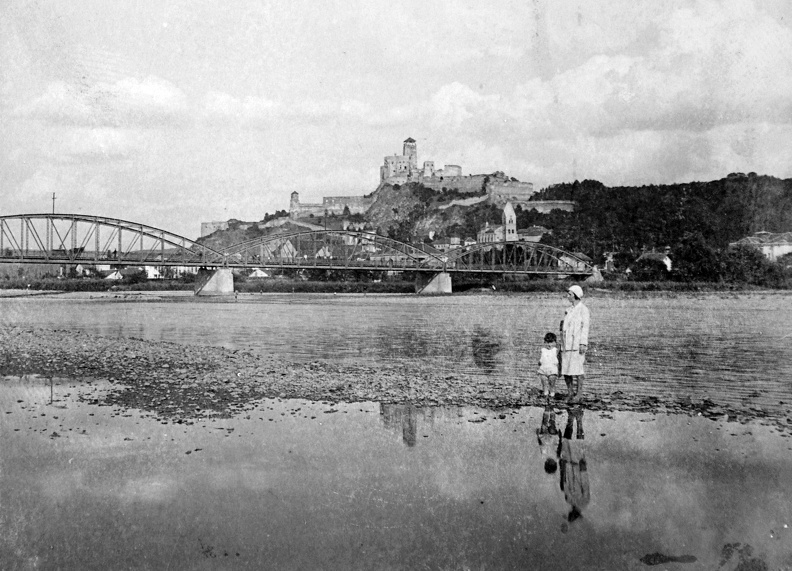 híd a Vág folyón, háttérben a vár.