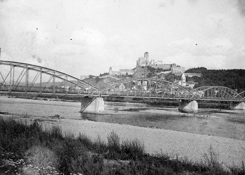 híd a Vág folyón, háttérben a vár.