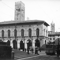 Piazza Maggiore, középen a Palazzo del Podestà.