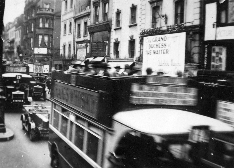 Oxford Street a Marble Arch közelében. A képen látható épületek helyén ma a Thistle Marble Arch szálloda található.