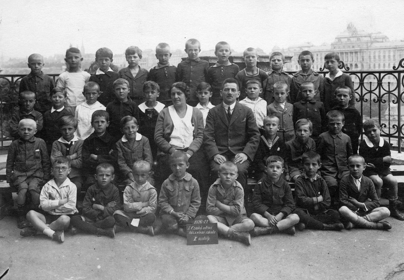 "Czakó utcai közs.elemi iskola", csoportkép egy másodikos osztályról. A kép hátterében a budai Vár.