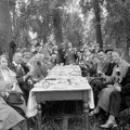 A Magyar Földrajzi Társaság szolnoki vándorgyűlésének résztvevői, ebéd Tiszaroffon. Balról az első Cholnoky Jenő földrajztudós.