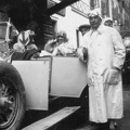 Ifj. Francsek Imre és Mercedes típusú túraautója az 1927-i Magyar Túraúton az Erzsébet szálló előtt.