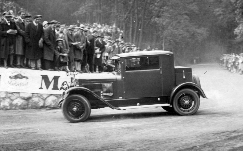 Jánoshegyi út, Szmick Viktor a III. Jánoshegyi versenyen egy Weiss Manfréd coupeval, 1928- ban.
