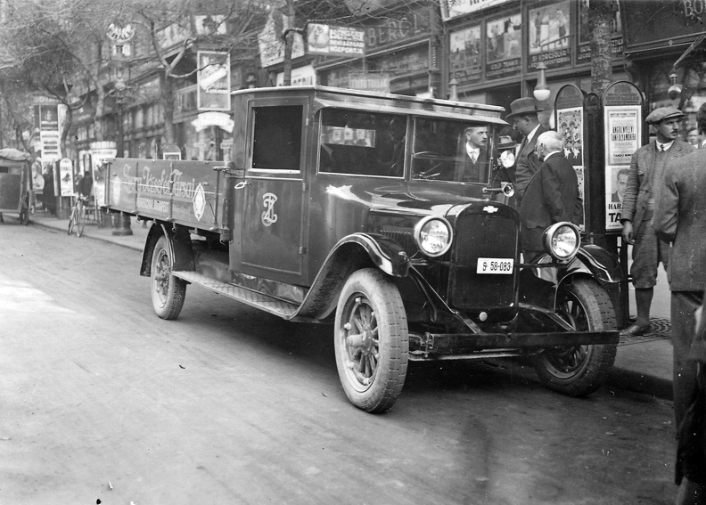 Chevrolet Capitol márkájú tehergépkocsi az Andrássy út 15. előtt. Forrás: National Archives (USA)
