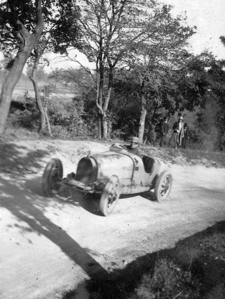 Herceg Esterházy Antal Bugatti versenyautóval az 1928-as svábhegyi verseny edzésén.