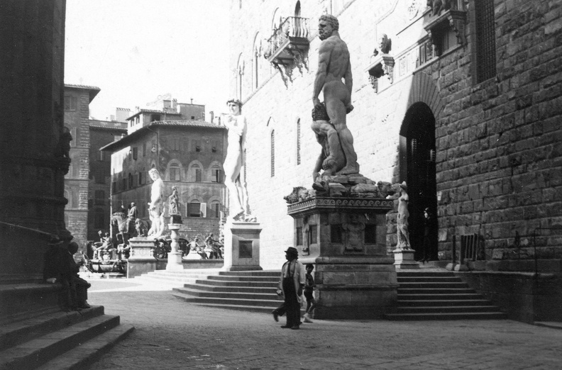 Piazza della Signoria, középen Michelangelo Dávid szobrának másolata a régi városháza, a Palazzo Vecchio bejáratánál.