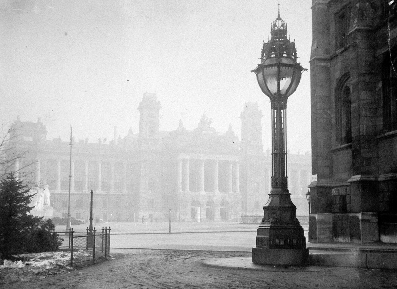 Kossuth Lajos tér, szemben a Magyar Királyi Kúria a Parlament északi oldala mellől nézve.