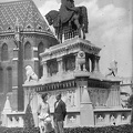 Szent István szobra (Stróbl Alajos, 1906.) a Mátyás-templom és a Halászbástya között.