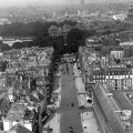 kilátás a Panthéon kupolájából a Rue Soufflot-ra, háttérben az Eiffel-torony.