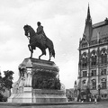 Kossuth Lajos tér, gróf Andrássy Gyula szobra (Zala György, 1906.) a Parlamenttől délre. 