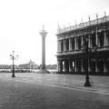 Szent Márk tér, balra a gránitoszlopon Velence jelképe, a szárnyas oroszlán.