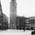 Piazza 3 Novembre, középen a Torre Apponale.