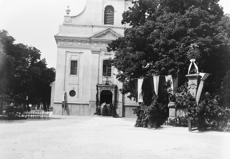 Templom tér, Szűz Mária neve templom, jobbra mellette a világháborús hősök emlékműve.
