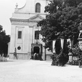 Templom tér, Szűz Mária neve templom, jobbra mellette a világháborús hősök emlékműve.