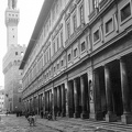Uffizi képtár (Galleria degli Uffizi) udvara, szemben a Palazzo Vecchio