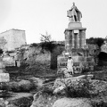 Árpád-kori székesegyház maradványai a várban. A székesegyház szentélypillérén Szent István szobra 1815-ből.