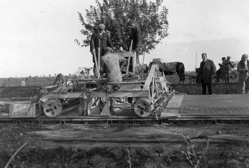 Budapest - Miskolc, állami útépítés, "Lakewood" útépítő géppel. Forrás/source: National Archives, Washington, USA, RG151 FC.