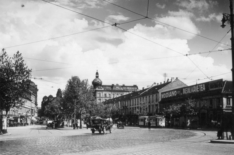 Károly körút (Károly király út) a Deák Ferenc tér felől nézve.