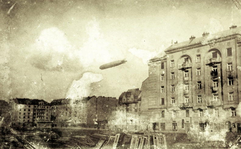a Tátra utca házai a Hollán Ernő utca - Radnóti Miklós (Sziget) utca sarokról nézve. Balra a Pannónia utca és Csanády utca házai. A házak felett Graf Zeppelin léghajó. A felvétel 1931. március 29-én készült.