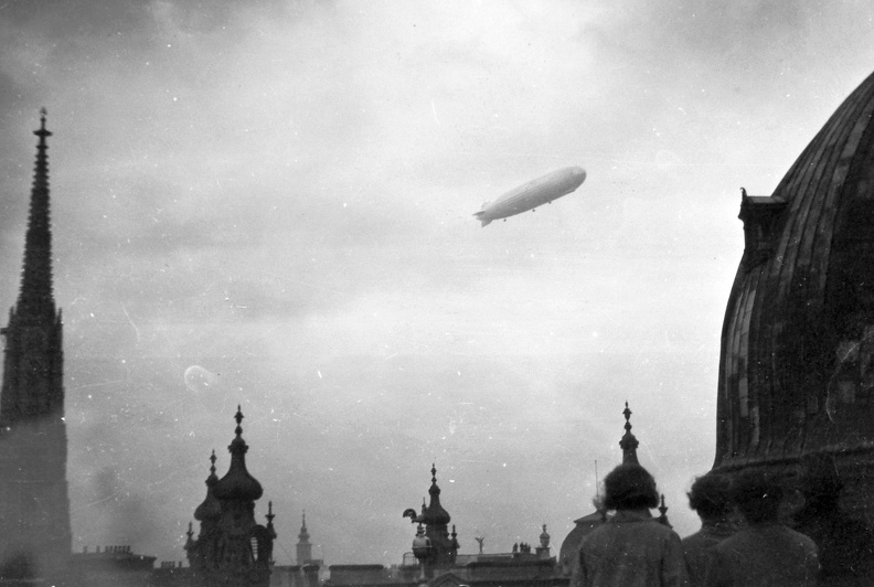 a Graf Zeppelin léghajó Bécs felett, a Szent Péter templom (Peterskirche) teraszáról, balra a Szent István-székesegyház.