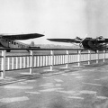 Tempelhof repülőtér. Balra egy Focke-Wulf A 17 Möve utasszállító repülőgép.