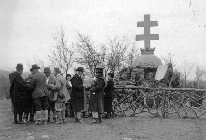 a Magyar Turista Egylet I. világháborúban elhunyt tagjai emlékére állított emlékmű, elől jobbról a második Cholnoky Jenő földrajztudós.
