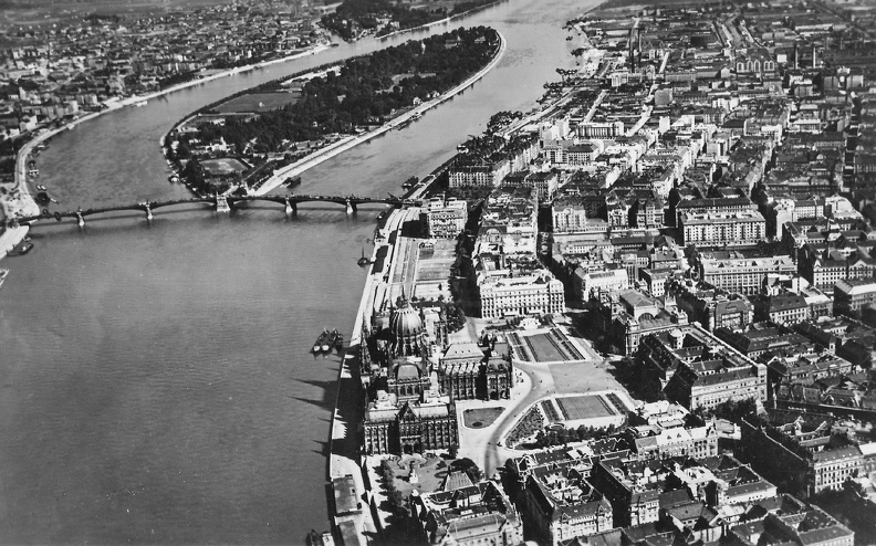 légifotó, előtérben a Parlament, háttérben a Margit híd és a Margitsziget.